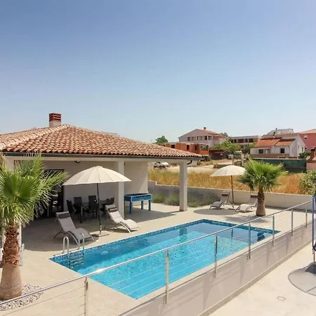 Riz With Private Pool Tatil Evi Pula